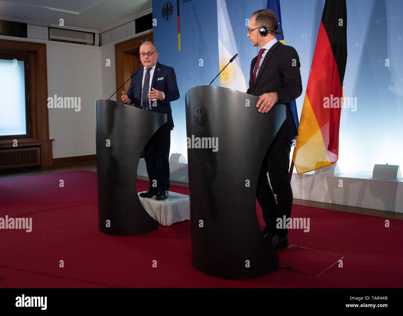 Berlin, Germany. 27th May, 2019. Heiko Maas (SPD, r), Federal Foreign Minister, and Jorge Marcelo Faurie, Foreign Minister of Argentina, will hold a press conference at the Federal Foreign Office. A Latin America and Caribbean Conference will be held at the Federal Foreign Office from 28 May 2019. More than 20 foreign ministers from the region are expected. Credit: Ralf Hirschberger/dpa/Alamy Live News Stock Photo