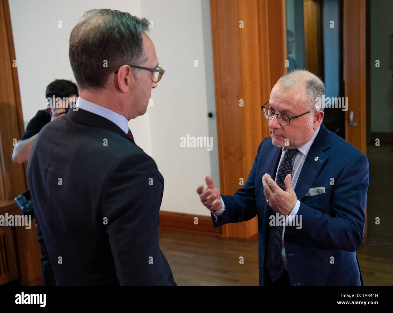 Berlin, Germany. 27th May, 2019. Jorge Marcelo Faurie (r), Foreign Minister of Argentina, speaks with Heiko Maas (SPD, l), Federal Foreign Minister, after a press conference at the Federal Foreign Office. A Latin America and Caribbean Conference will be held at the Federal Foreign Office from 28 May 2019. More than 20 foreign ministers from the region are expected. Credit: Ralf Hirschberger/dpa/Alamy Live News Stock Photo