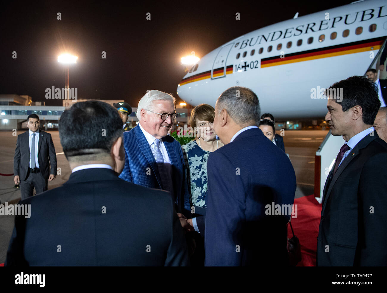 Taschkent, Uzbekistan. 27th May, 2019. President Frank-Walter Steinmeier (3rd from left) and his wife Elke Büdenbender arrive at Yushny International Tashkent Airport and are welcomed there by Abdulasis Kamilov (2nd from right), Foreign Minister of Uzbekistan. President Steinmeier and his wife are on a two-day state visit to Uzbekistan. They are accompanied by numerous business representatives and cultural workers. Credit: Bernd von Jutrczenka/dpa/Alamy Live News Stock Photo