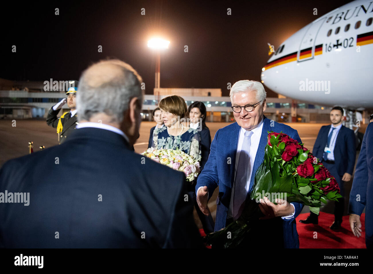 Taschkent, Uzbekistan. 27th May, 2019. Federal President Frank-Walter Steinmeier (r) and his wife Elke Büdenbender arrive at Yushny International Tashkent Airport and are welcomed there by Abdulasis Kamilov, Foreign Minister of Uzbekistan. President Steinmeier and his wife are on a two-day state visit to Uzbekistan. They are accompanied by numerous business representatives and cultural workers. Credit: Bernd von Jutrczenka/dpa/Alamy Live News Stock Photo