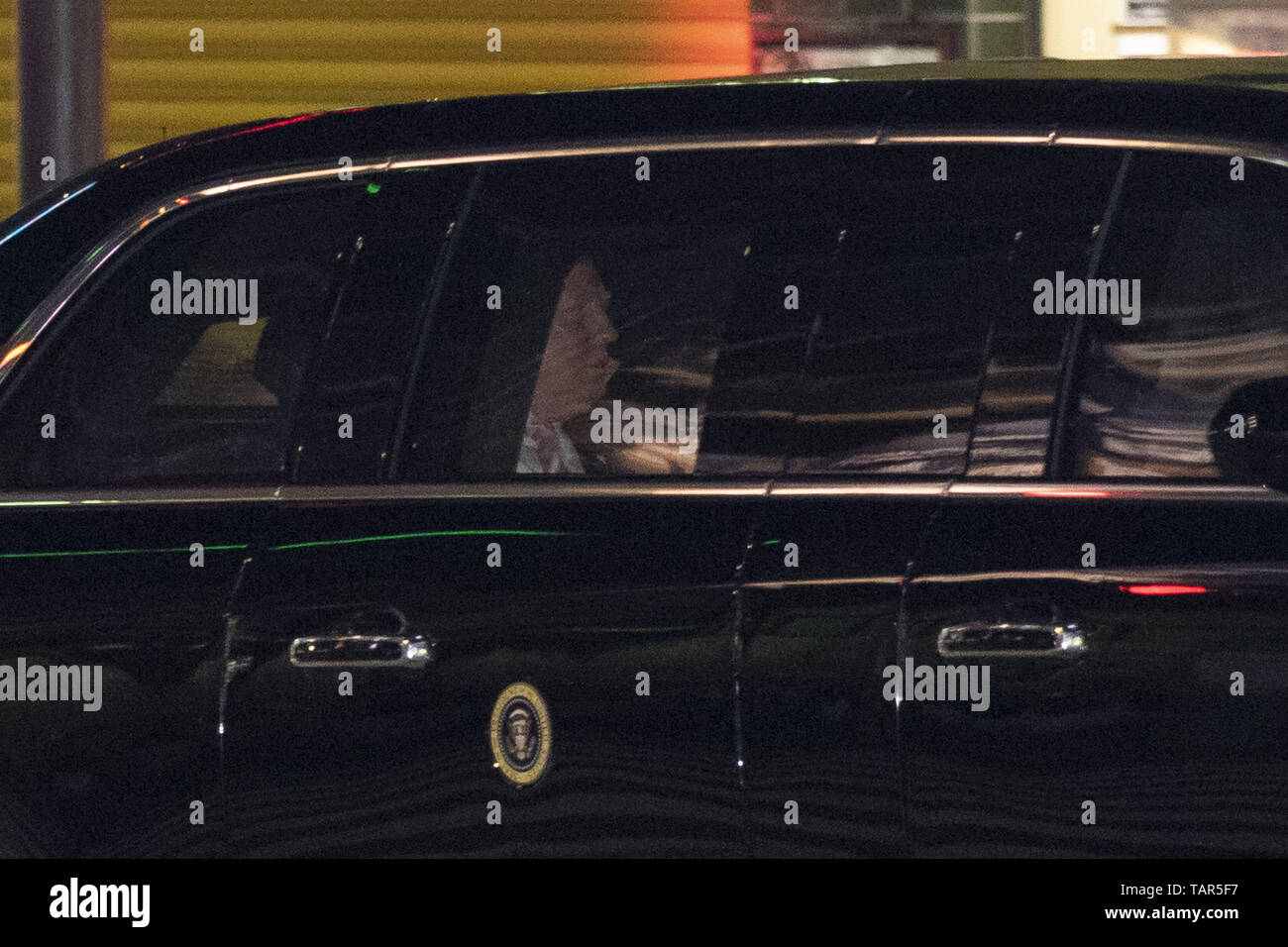 Tokyo, Japan. 26th May, 2019. US President Donald Trump is seen on his motorcade vehicle after departing a private dinner in Roppongi. Trump and his wife Melania Trump attended a private dinner hosted by the Japanese Prime Minister Shinzo Abe and his wife Akie Abe. The US President is currently on an official four-day state visit to Japan. He is the first foreign leader to visit the country after the coronation of Emperor Naruhito. Credit: Rodrigo Reyes Marin/ZUMA Wire/Alamy Live News Stock Photo