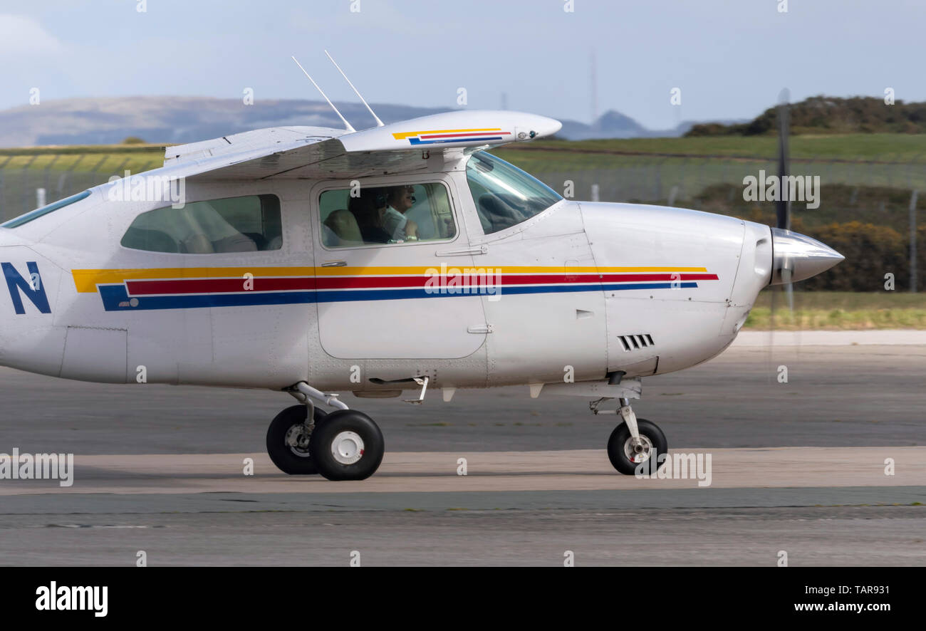 Cessna 210M Centurion, G-TOTN at Newquay Airport Stock Photo