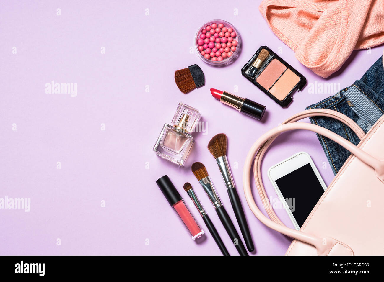 Woman set cosmetics hi-res stock photography and images - Alamy