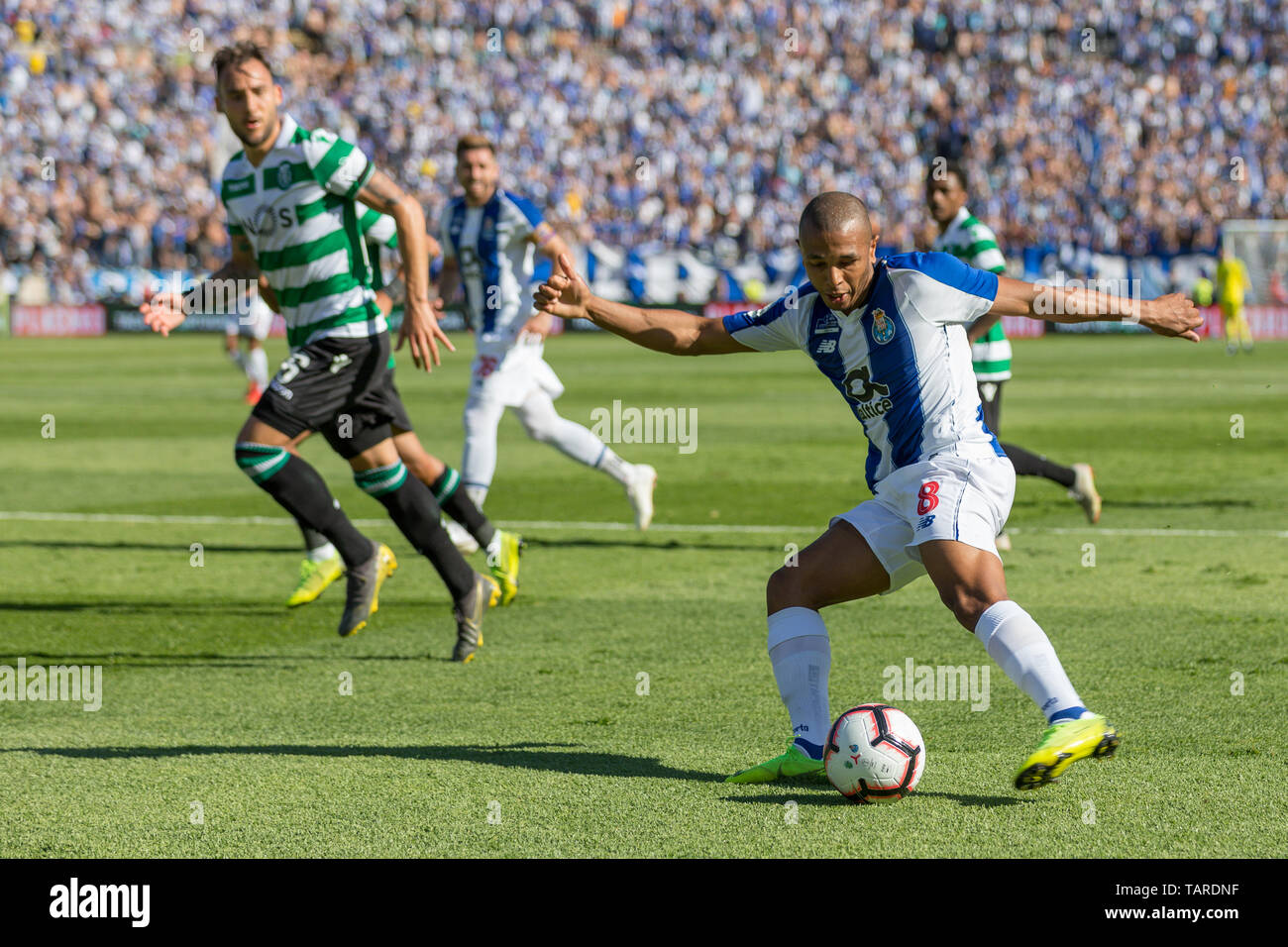 May 25, 2019. Oeiras, Portugal. Porto's forward from Argelia Yacine Brahimi (8) in action during the game Sporting CP vs FC Porto © Alexandre de Sousa/Alamy Live News Stock Photo