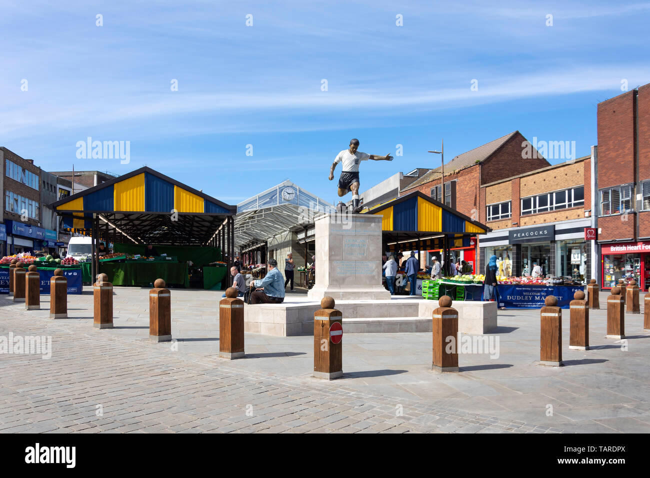 Footballer Duncan Edwards staue in Market Place, Dudley, West Midlands, England, United Kingdom Stock Photo