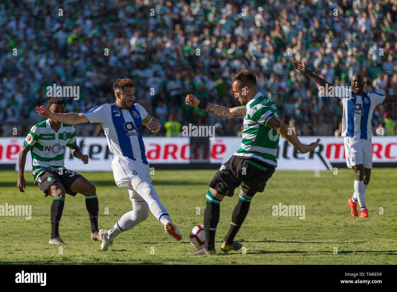 May 25, 2019. Oeiras, Portugal. Porto's midfielder from Mexico Hector Herrera (16) and Sporting's midfielder from Croatia Nemanja Gudelj (86) in action during the game Sporting CP vs FC Porto © Alexandre de Sousa/Alamy Live News Stock Photo