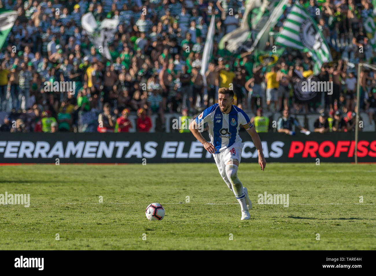 May 25, 2019. Oeiras, Portugal. Porto's midfielder from Mexico Hector Herrera (16) in action during the game Sporting CP vs FC Porto © Alexandre de Sousa/Alamy Live News Stock Photo