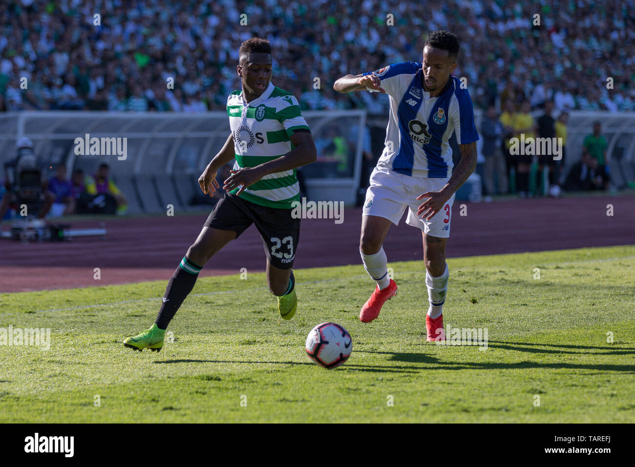 May 25, 2019. Oeiras, Portugal. Sporting's forward from Mali Abdoulay Diaby (23) and Porto's defender from Brazil Eder Militao (3) in action during the game Sporting CP vs FC Porto © Alexandre de Sousa/Alamy Live News Stock Photo