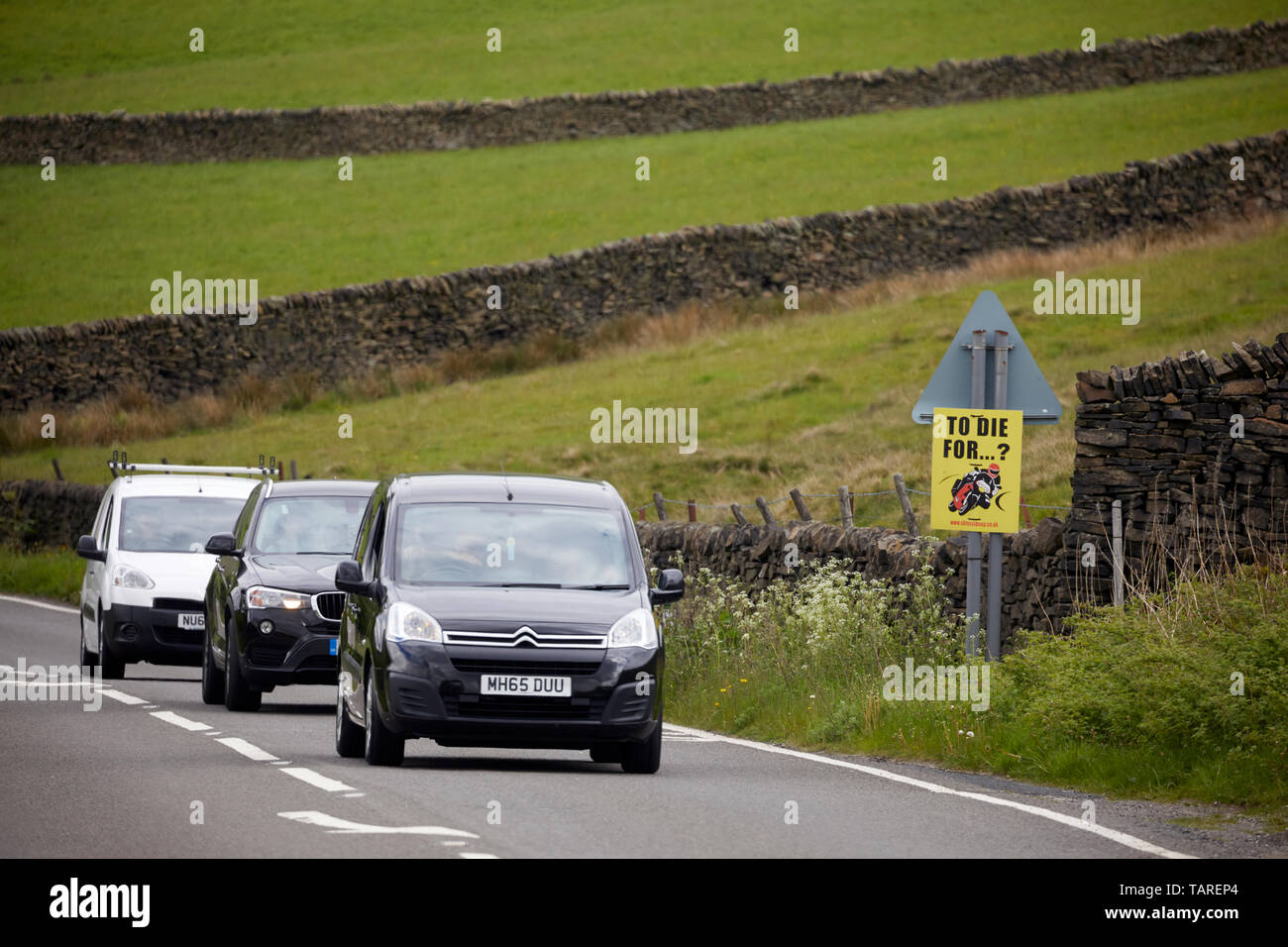 A57 snake pass in Glossop, Derbyshire dangerous road warning sign for motorbike riders To Die For Stock Photo