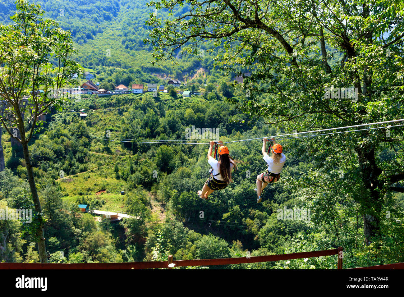 Chicas de cable Banque de photographies et d'images à haute résolution -  Alamy