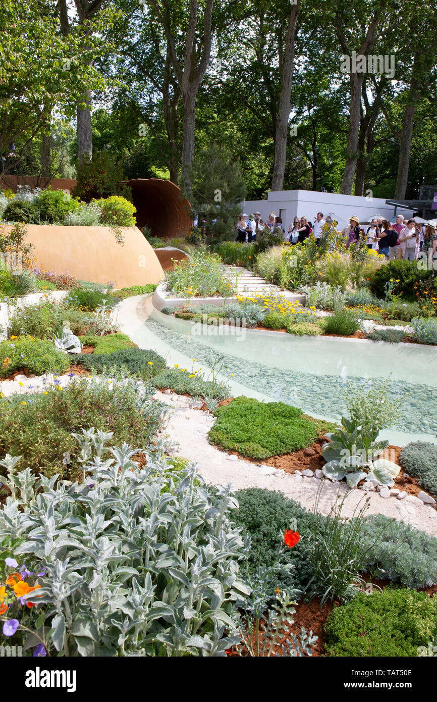 RHS Chelsea Flower Show 2019: the Dubai Majlis Garden designed by Thomas Hoblyn, included drought-tolerant plants, a water feature and adobe retaining walls. Stock Photo