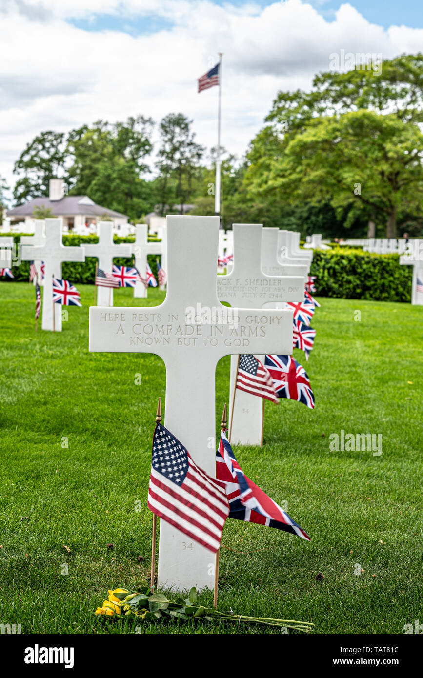 Cross dedicated to A Comrade in Arms - Unknown - US Memorial Day remembrance event at Cambridge American Cemetery and Memorial, Cambridgeshire, UK. Stock Photo