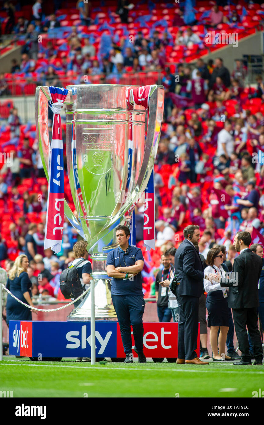 Championship play off trophy hi-res stock photography and images ...