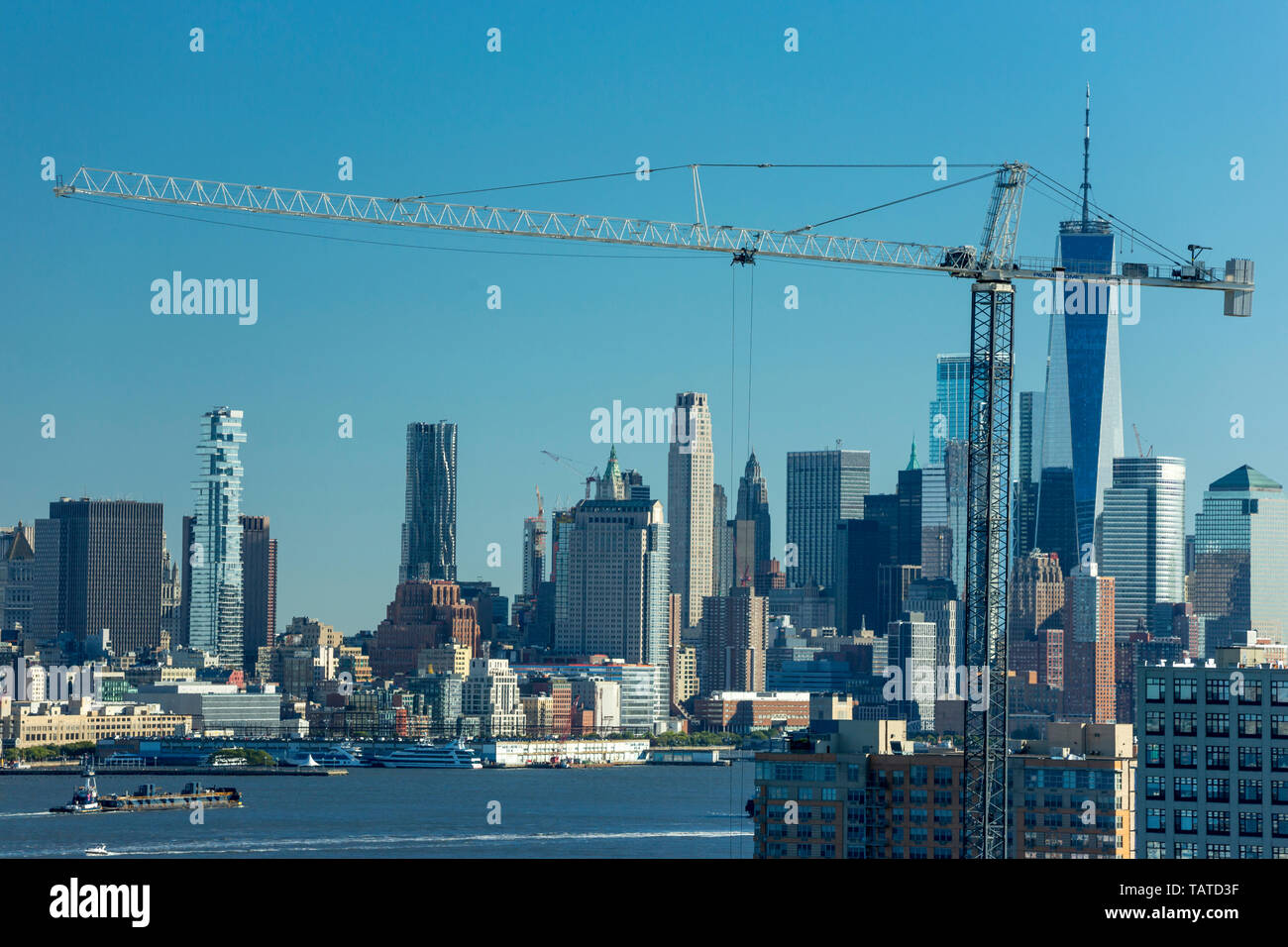 Construction cranes skyline hires stock photography and images Alamy