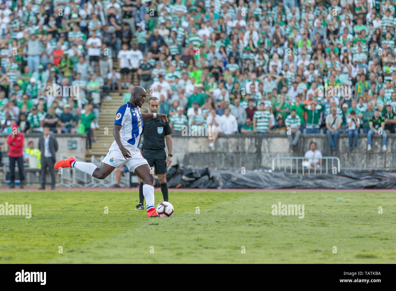 May 25, 2019. Oeiras, Portugal. Porto's midfielder from Portugal Danilo Pereira (22) taking a penalty kick during the game Sporting CP vs FC Porto © Alexandre de Sousa/Alamy Live News Stock Photo