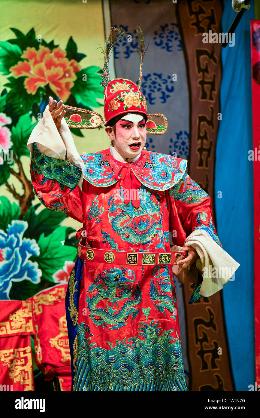 Chinese Opera actor and actress with full makeup Stock Photo - Alamy