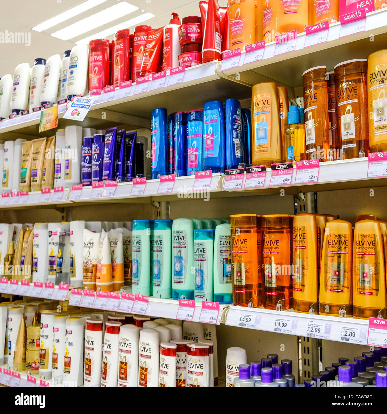 Selection of Elvive Hair Products Owned By L’Oreal in Paris France L’Oreal is The Worlds Largest Cosmetics Company With Revenues of 26.93 Billion Euro Stock Photo