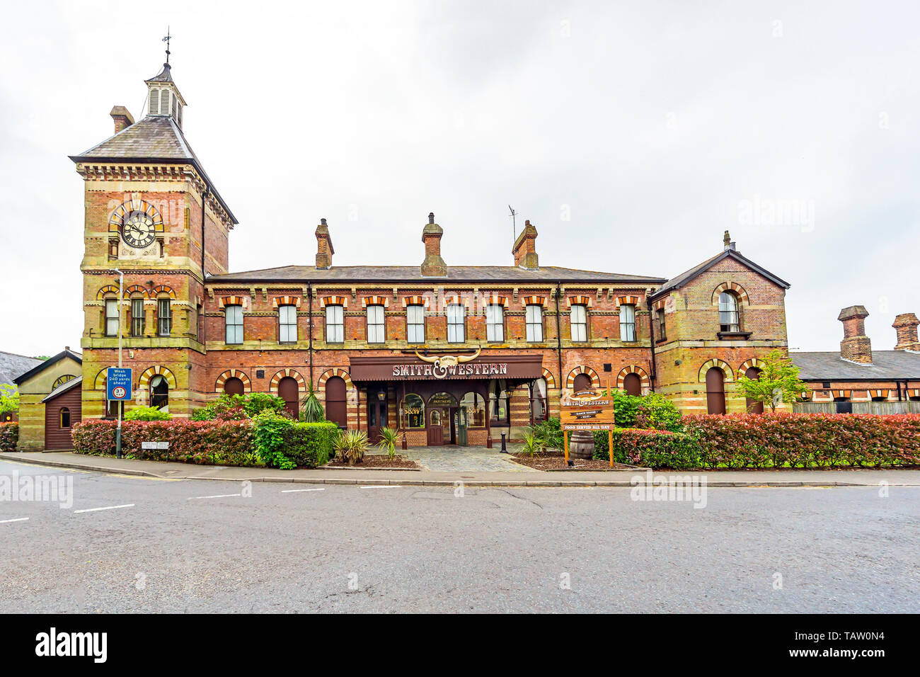 Smith & Western Hotel on Linden Park Road Royal Tunbridge Wells Kent England UK in original LBSCR Tunbridge Wells West Railway Station Stock Photo