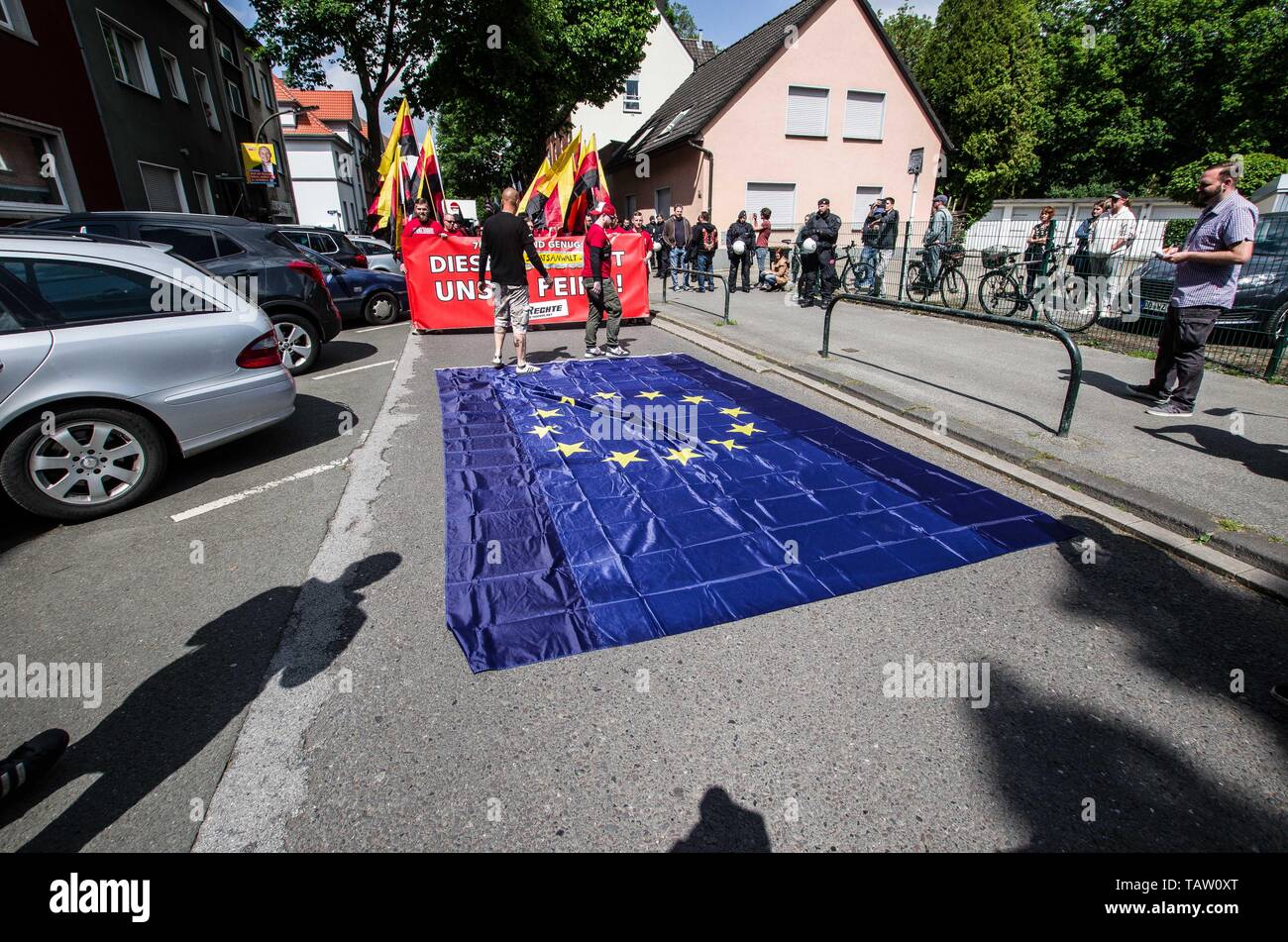 Dortmund, Nordrhein Westfalen, Germany. 25th May, 2019. Neonazis in Dortmund, Germany unfurl the European Union flag and trample over it during their march. Prior to the European Elections, the neonazi party Die Rechte (The Right) organized a rally in the German city of Dortmund to promote their candidate, the incarcerated Holocaust denier Ursula Haverbeck. The demonstration and march were organized by prominent local political figure and neonazi activist Michael Brueck (Michael BrÃ¼ck) who enlisted the help of not only German neonazis, but also assistance from Russian, Bulgarian, Hungarian, Stock Photo