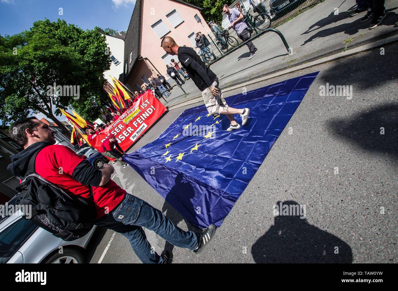 Dortmund, Nordrhein Westfalen, Germany. 25th May, 2019. Neonazis in Dortmund, Germany unfurl the European Union flag and trample over it during their march. Prior to the European Elections, the neonazi party Die Rechte (The Right) organized a rally in the German city of Dortmund to promote their candidate, the incarcerated Holocaust denier Ursula Haverbeck. The demonstration and march were organized by prominent local political figure and neonazi activist Michael Brueck (Michael BrÃ¼ck) who enlisted the help of not only German neonazis, but also assistance from Russian, Bulgarian, Hungarian, Stock Photo