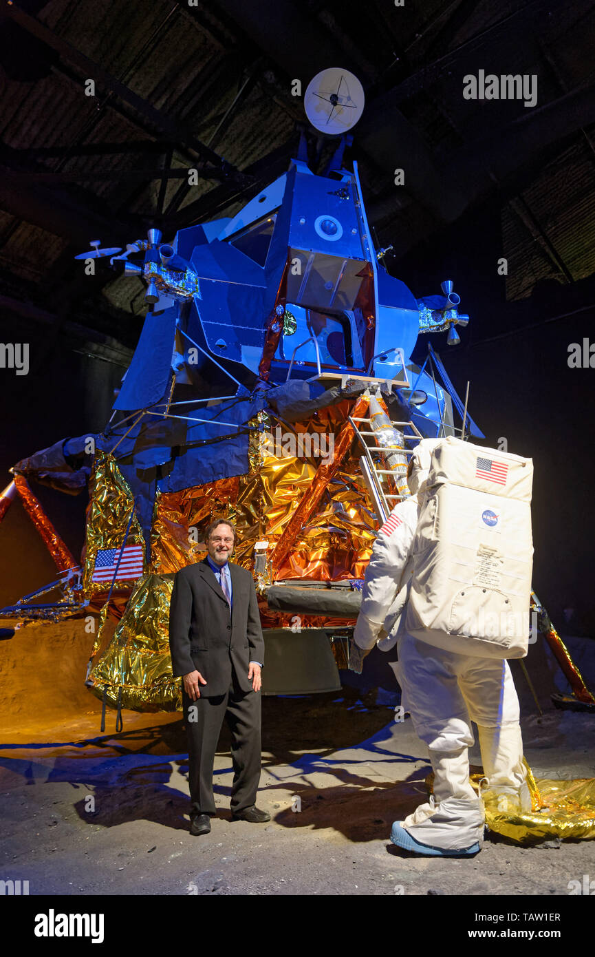 Garden City, New York, USA. 23rd May, 2019. ANDREW CHAIKIN, best-selling author of A Man on the Moon: The Voyages of the Apollo Astronauts, poses next to the genuine Lunar Module LM-13, built for cancelled Apollo 18 mission and used in HBO miniseries From the Earth to the Moon, which was mainly based on his book. Chaikin reminisced about growing up on Long Island during the Apollo space program and interviewing Apollo astronauts, at event during the Cradle of Aviation Museum celebration of 50th Anniversary of Apollo 11. Credit: Ann Parry/ZUMA Wire/Alamy Live News Stock Photo