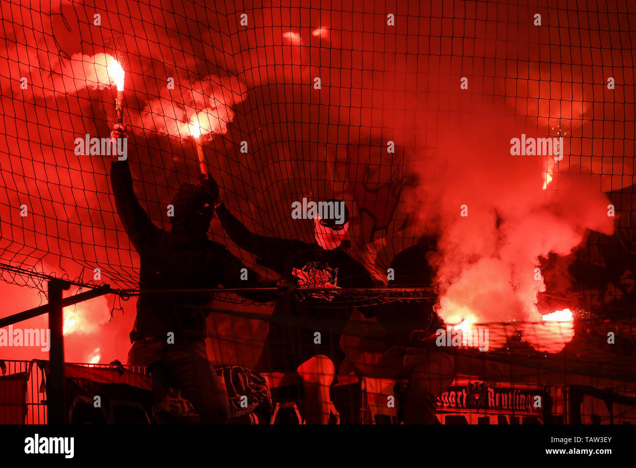 https://c8.alamy.com/comp/TAW3EY/berlin-deutschland-27th-may-2019-stuttgart-fans-bengalos-bengalo-bengalos-fireworks-flare-fans-audience-spectators-mood-atmosphere-stadium-27052019-berlin-football-relegation-to-the-bundesliga-union-berlin-vfb-stuttgart-dfbdfl-regulations-prohibit-any-use-of-photographs-as-image-sequences-andor-quasi-video-usage-worldwide-credit-dpaalamy-live-news-TAW3EY.jpg