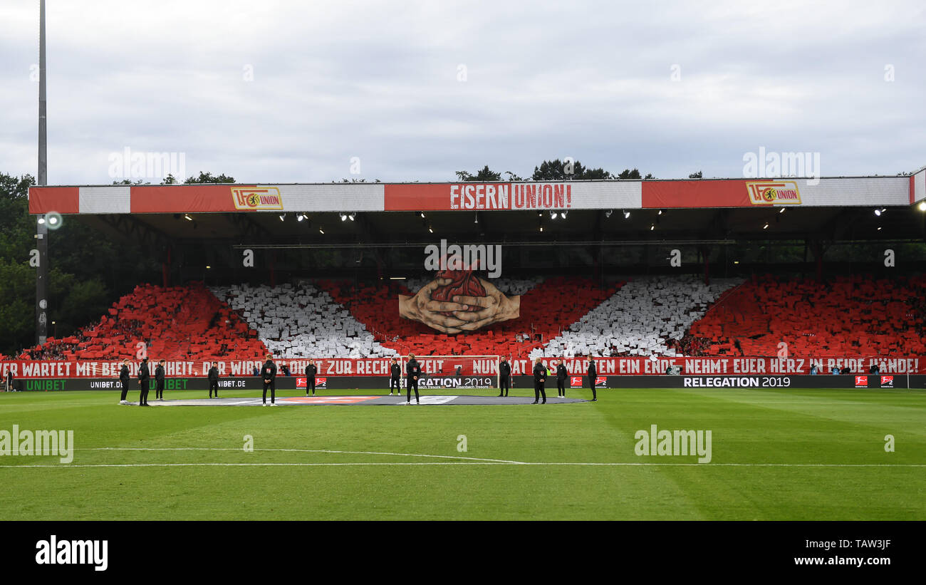 Berlin, Deutschland. 27th May, 2019. Fans of Union Berlin show choreography, fans, audience, spectators, mood, atmosphere, stadium, 27.05.2019, Berlin, football, relegation to the Bundesliga, Union Berlin - VfB Stuttgart, DFB/DFL REGULATIONS PROHIBIT ANY USE OF PHOTOGRAPH AS IMAGE SEQUENCES AND/OR QUASI VIDEO. | usage worldwide Credit: dpa/Alamy Live News Stock Photo
