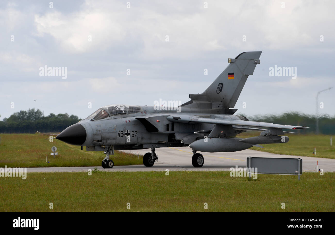 Jagel, Germany. 28th May, 2019. A tornado of the tactical air force  squadron 51 "Immelmann" rolls over the air base Jagel. The programme for  the Bundeswehr Day on 15.06.2019 was presented at