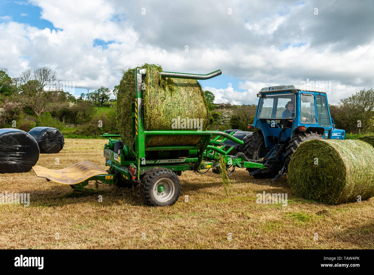 Durrus, West Cork, Ireland. 28th May, 2019. Alan Pyburn of John O'Driscoll contractors wraps bails for Durrus farmer Joe Collins. Credit: Andy Gibson/Alamy Live News. Stock Photo