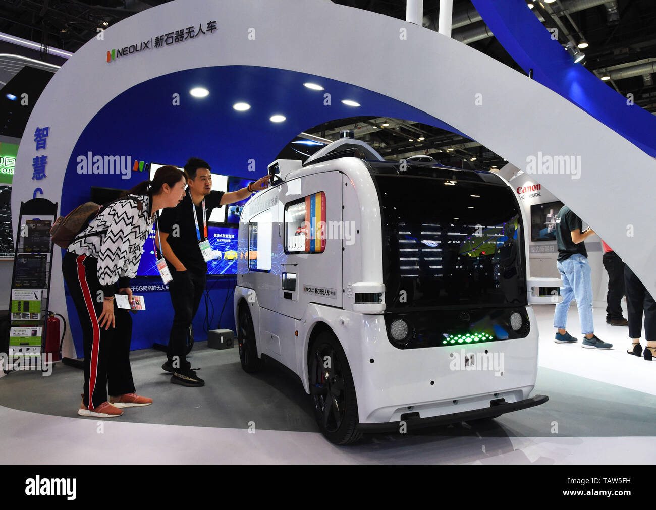 Beijing, China. 28th May, 2019. People watch an auto-pilot car during the 2019 China International Fair for Trade in Services (CIFTIS) in Beijing, capital of China, May 28, 2019. The 2019 China International Fair for Trade in Services (CIFTIS) opened here on Tuesday. Credit: Ren Chao/Xinhua/Alamy Live News Stock Photo