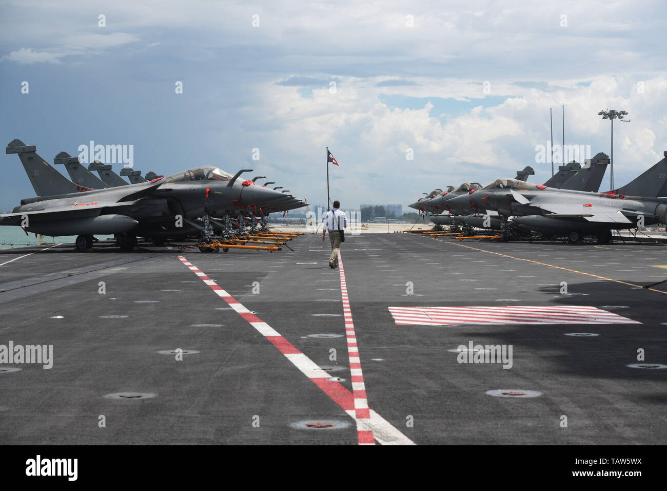 Singapore, Singapore. 28th May, 2019. Rafale fighter aircrafts are seen on the flight deck of French aircraft carrier Charles de Gaulle docked at Changi Naval Base, Singapore, May 28, 2019. Credit: Then Chih Wey/Xinhua/Alamy Live News Stock Photo