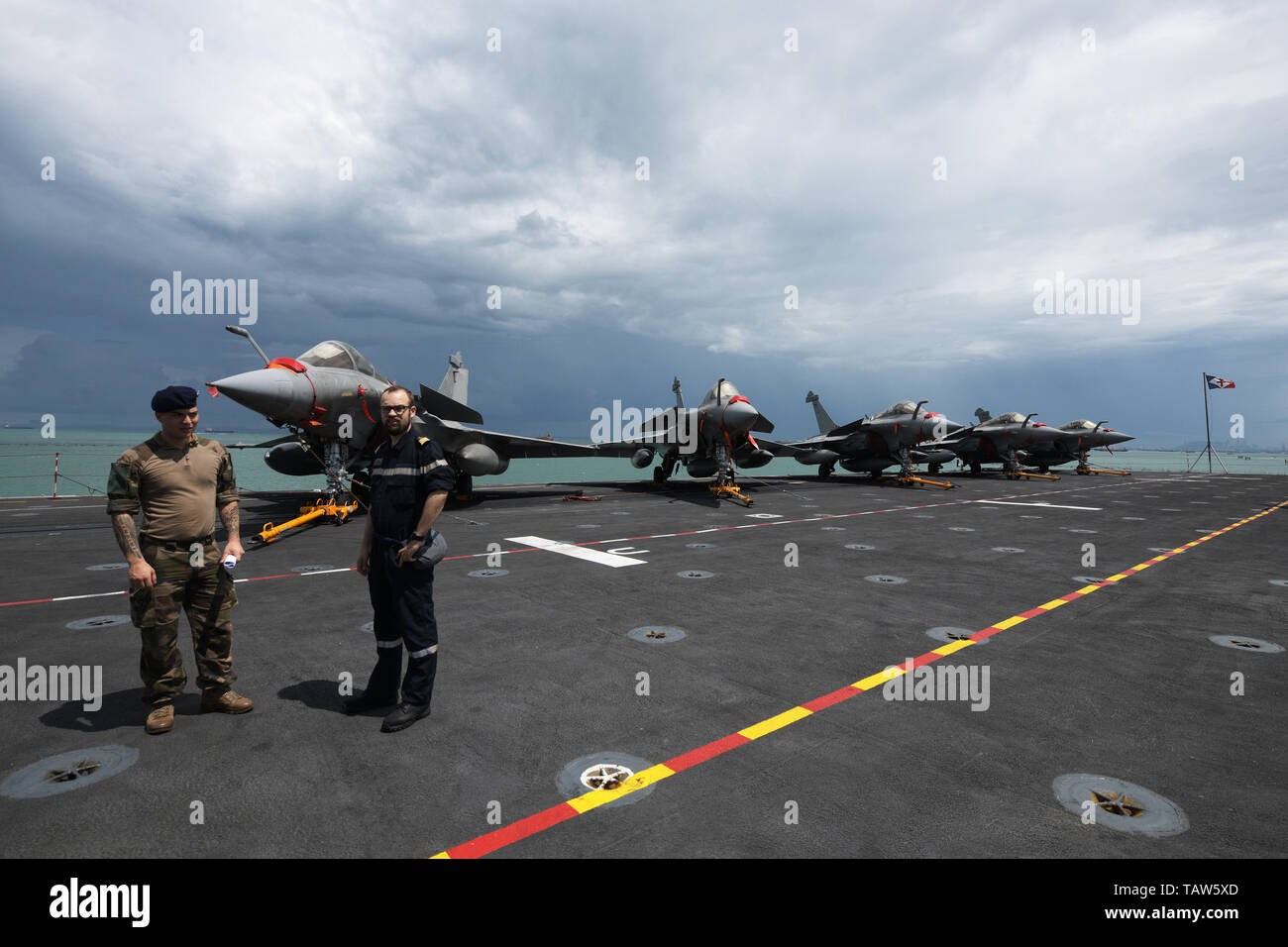 Singapore, Singapore. 28th May, 2019. Five Rafale fighter aircrafts are seen on the flight deck of French aircraft carrier Charles de Gaulle docked at Changi Naval Base, Singapore, May 28, 2019. Credit: Then Chih Wey/Xinhua/Alamy Live News Stock Photo