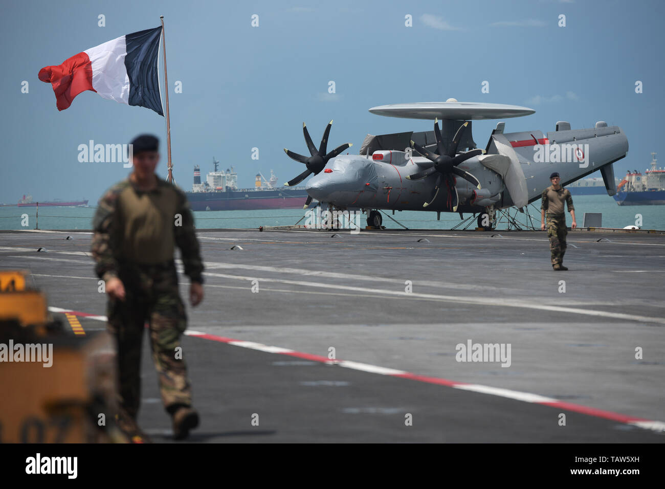 Singapore, Singapore. 28th May, 2019. An E-2C Hawkeye aircraft is seen on the flight deck of French aircraft carrier Charles de Gaulle docked at Changi Naval Base, Singapore, May 28, 2019. Credit: Then Chih Wey/Xinhua/Alamy Live News Stock Photo