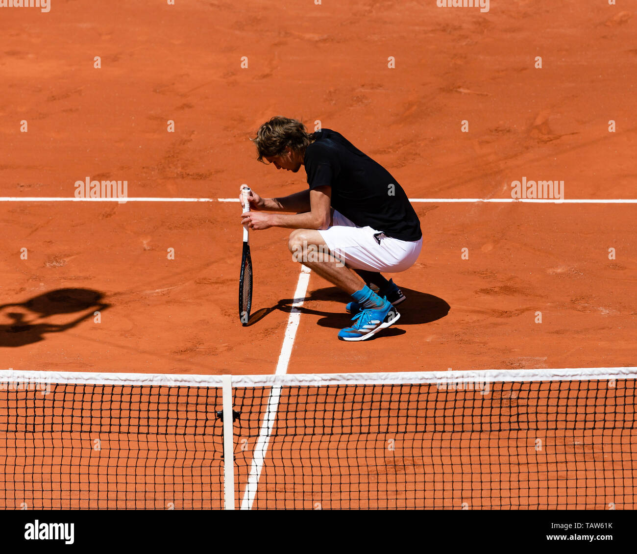 28 May 2019, France (France), Paris: Tennis: Grand Slam/ATP-Tour, French  Open, singles, men, 1st round, Millman (Australia) - Zverev (Germany).  Alexander Zverev from Germany kneels on the pitch after the match. Photo: