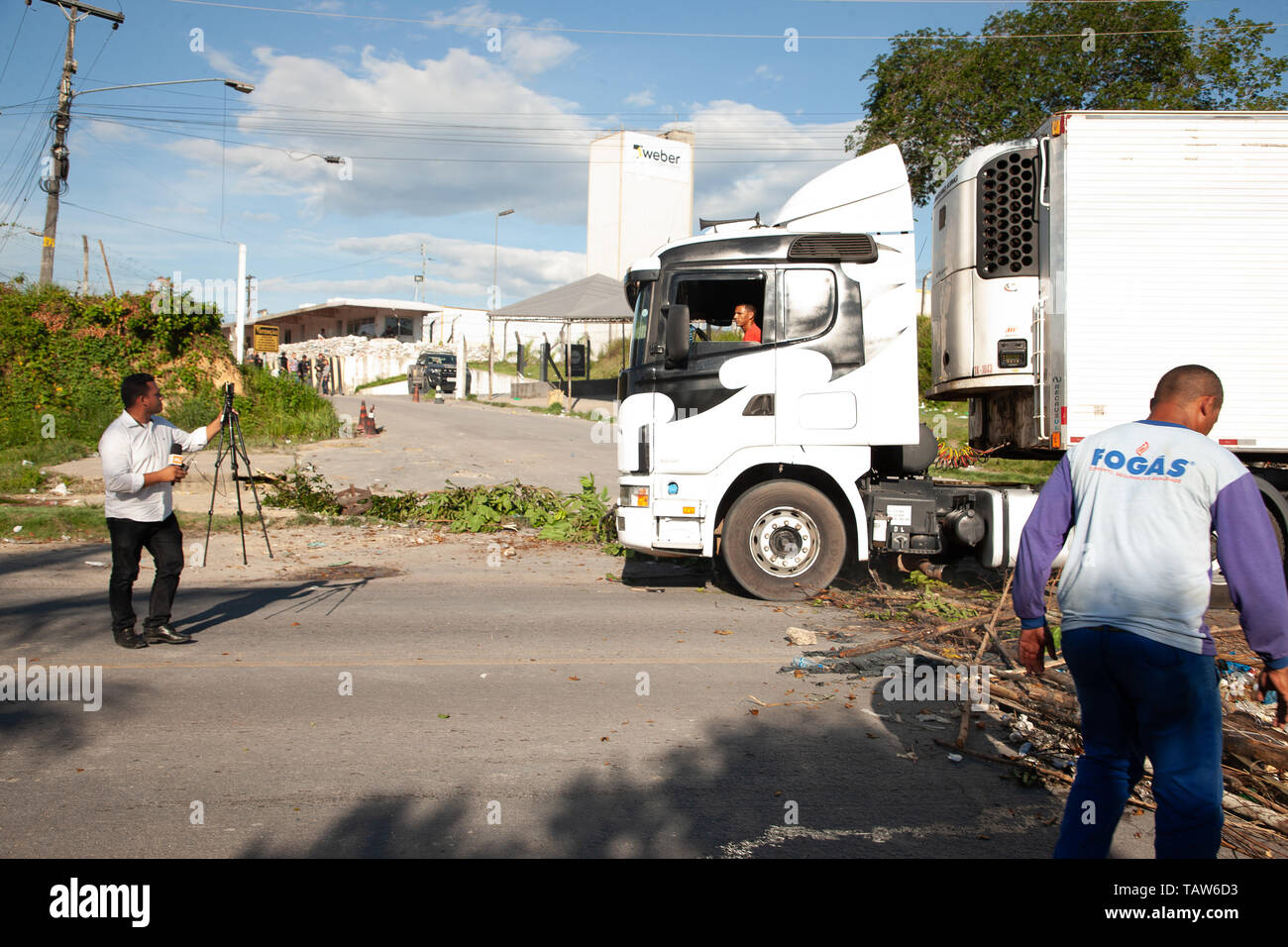 Manaus, Brazil. 27th May, 2019. Am. BR147 closed by relatives of victims of the rebellion in prison Anísio Jobim. Credit: Amarildo Oliveira/FotoArena/Alamy Live News Stock Photo