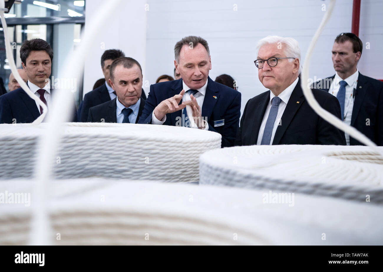 Taschkent, Uzbekistan. 28th May, 2019. Federal President Frank-Walter  Steinmeier (r) visits the Bakan Tex yarn spinning mill and is guided  through the production facilities by Witali Schulz (M), Regional Manager of  Trützschler
