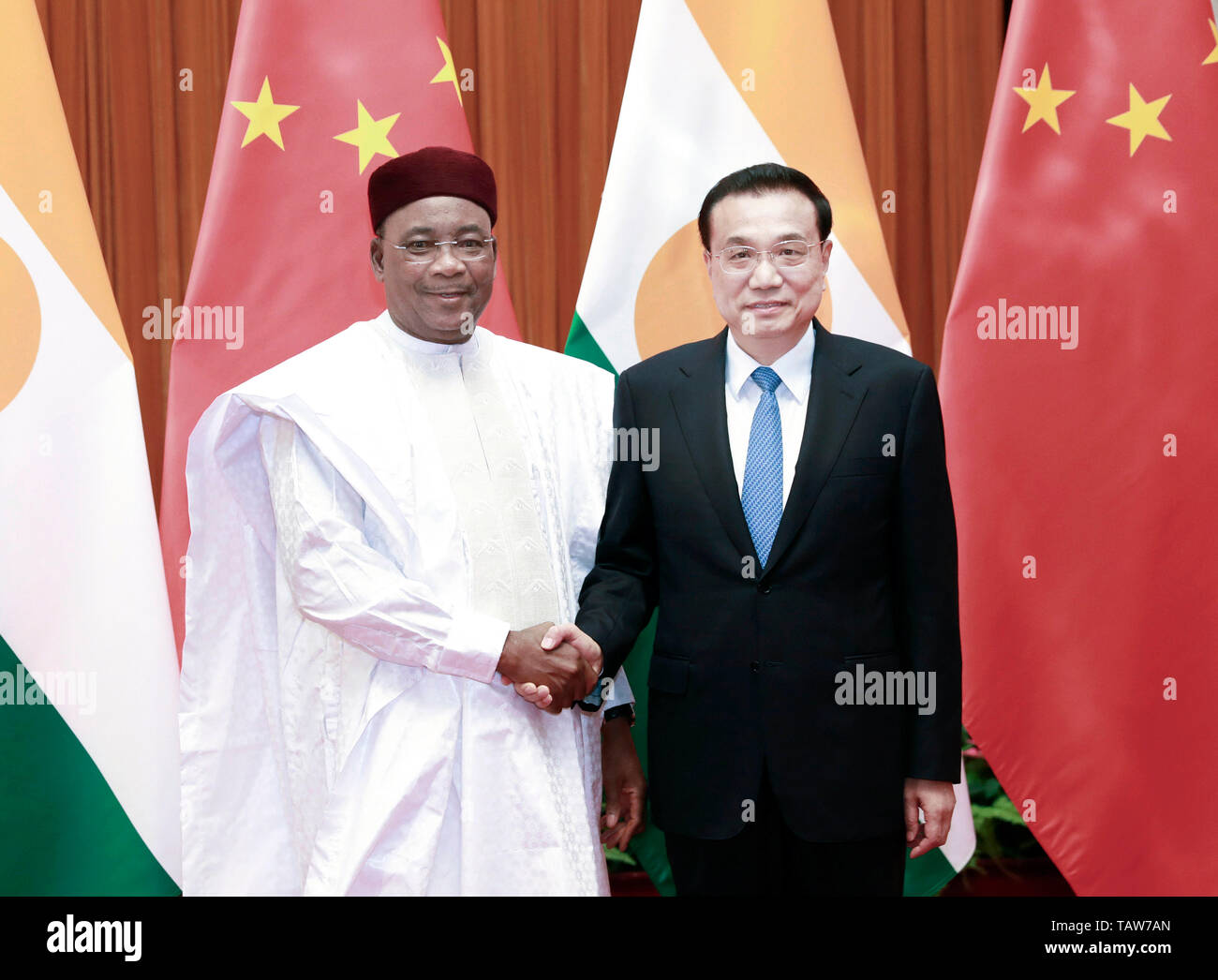 Beijing, China. 28th May, 2019. Chinese Premier Li Keqiang (R) meets with Nigerien President Mahamadou Issoufou in Beijing, capital of China, May 28, 2019. Credit: Pang Xinglei/Xinhua/Alamy Live News Stock Photo