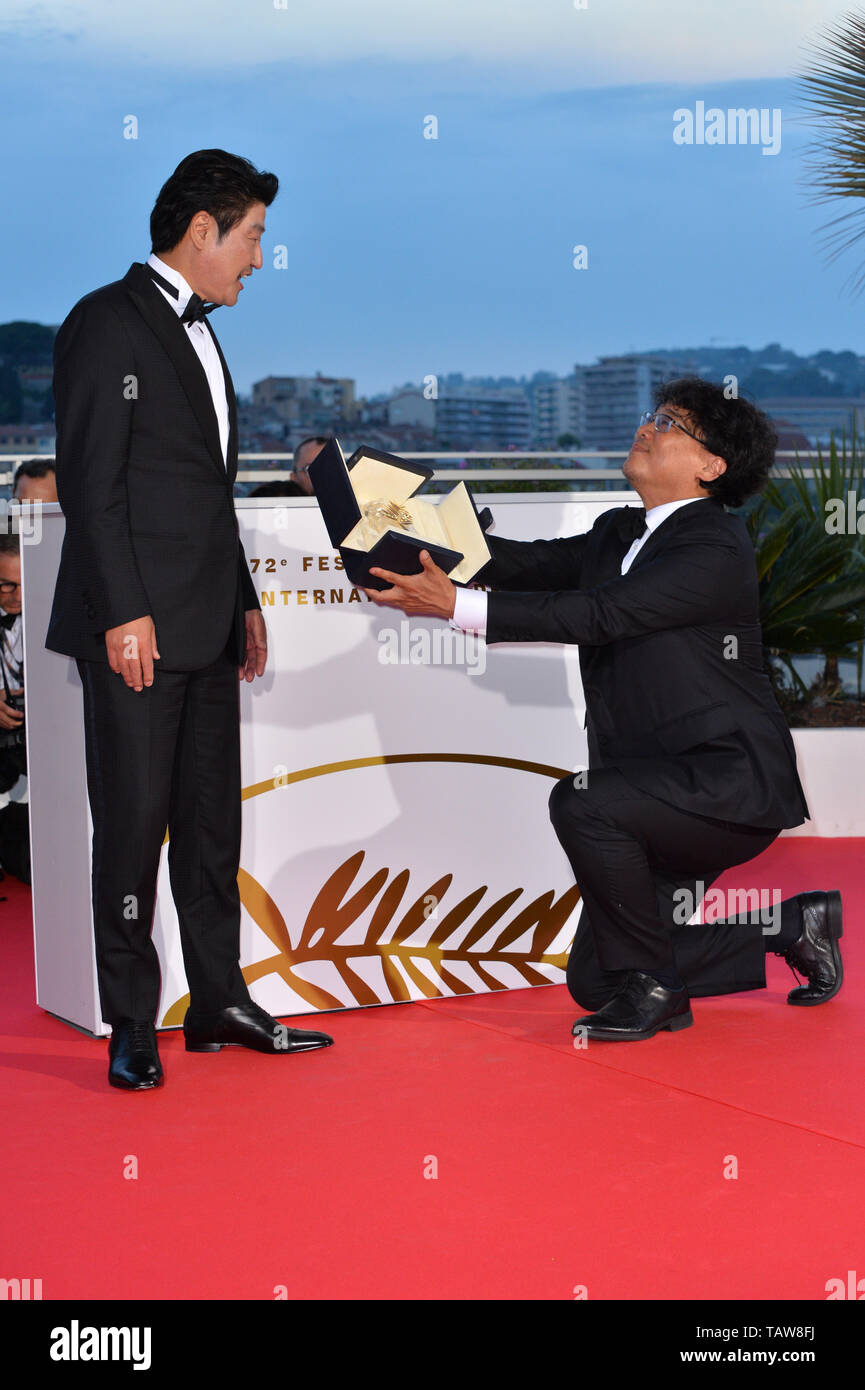 CANNES, FRANCE. May 25, 2019: Bong Joon-Ho & Song Kang-ho at the Palme d'Or Awards photocall at the 72nd Festival de Cannes. Picture: Paul Smith / Featureflash Stock Photo