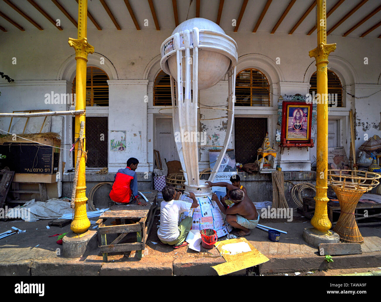 Kolkata, West Bengal, India. 28th May, 2019. Artists seen making final touches on a Giant Replica of the World Cup Cricket 2019 Trophy, which will be placed at a shopping mall during the Tournament.World Cup Cricket is scheduled to start from 30th May 2019, hosted by England & Wales. Credit: Avishek Das/SOPA Images/ZUMA Wire/Alamy Live News Stock Photo