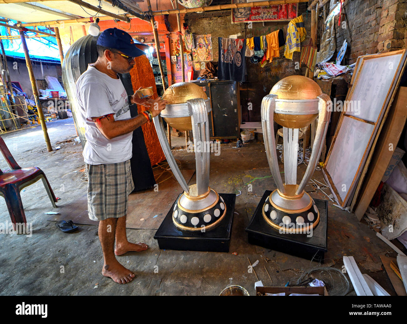 Kolkata, West Bengal, India. 28th May, 2019. An Artist seen at his workshop, making final touches on the Thermocol (Polystyrene) made replicas of the World Cup cricket 2019 Trophies that will be sent to retail market & different clubs for sell purpose.World Cup Cricket is scheduled to start from 30th May 2019, hosted by England & Wales. Credit: Avishek Das/SOPA Images/ZUMA Wire/Alamy Live News Stock Photo