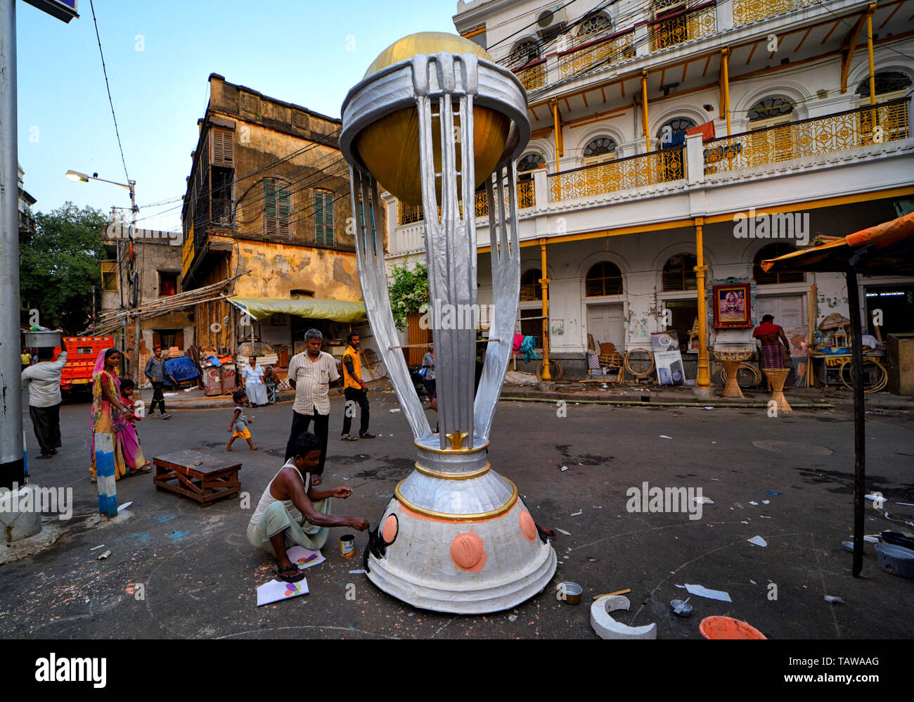 Kolkata, West Bengal, India. 28th May, 2019. An artist seen making final touches on a Giant Replica of the World Cup Cricket 2019 Trophy, which will be placed at a shopping mall during the Tournament.World Cup Cricket is scheduled to start from 30th May 2019, hosted by England & Wales. Credit: Avishek Das/SOPA Images/ZUMA Wire/Alamy Live News Stock Photo