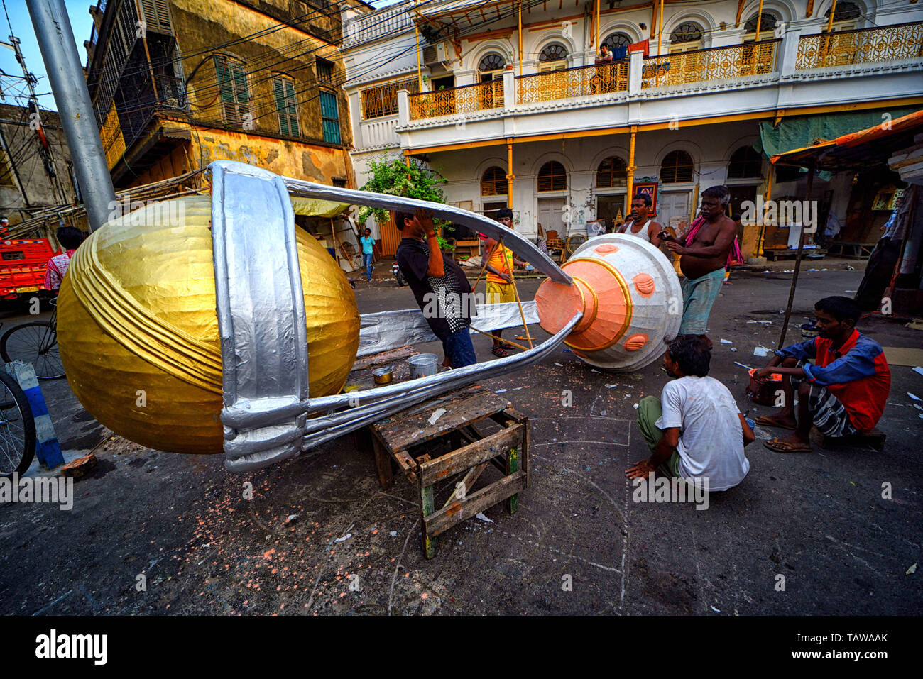 Kolkata, West Bengal, India. 28th May, 2019. Artists seen making final touches on a Giant Replica of the World Cup Cricket 2019 Trophy, which will be placed at a shopping mall during the Tournament.World Cup Cricket is scheduled to start from 30th May 2019, hosted by England & Wales. Credit: Avishek Das/SOPA Images/ZUMA Wire/Alamy Live News Stock Photo