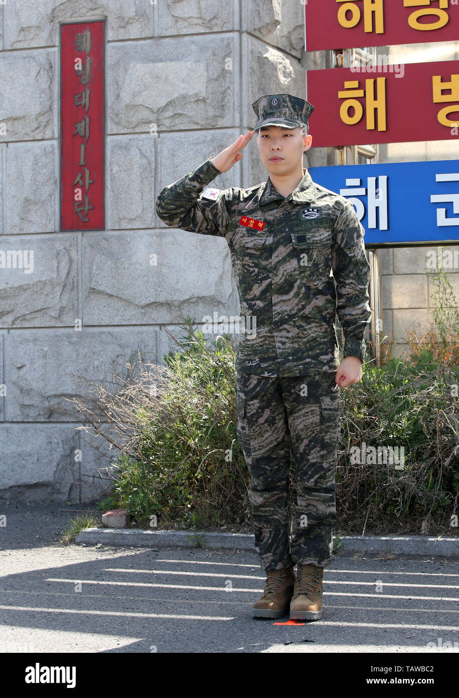 29th May, 2019. Singer Lee Chan-hyuk discharged from military service Lee  Chan-hyuk, a member of South Korean duo Akdong Musician, salutes fans in  front of a military unit in the southeastern city