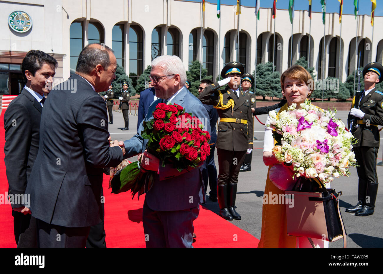 Taschkent, Uzbekistan. 29th May, 2019. Federal President Frank-Walter Steinmeier and his wife Elke Büdenbender board an aircraft of the Bundeswehr Air Mission Wing at Tashkent Airport to continue their flight to Urgantsch. Abdulla Aripov (2nd from left), Prime Minister of Uzbekistan, says them goodbye. President Steinmeier and his wife are on a two-day state visit to Uzbekistan. They are accompanied by numerous business representatives and cultural workers. Credit: Bernd von Jutrczenka/dpa/Alamy Live News Stock Photo