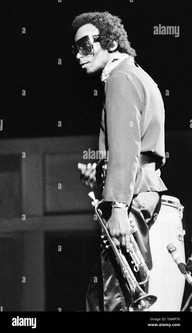 ROTTERDAM, HOLLAND - OCTOBER 29: Miles Davis performs live on stage at De Doelen Hall, Rotterdam, Holland on October 29 1971 (Photo by Gijsbert Hanekroot)  *** Local Caption *** Miles Davis Stock Photo