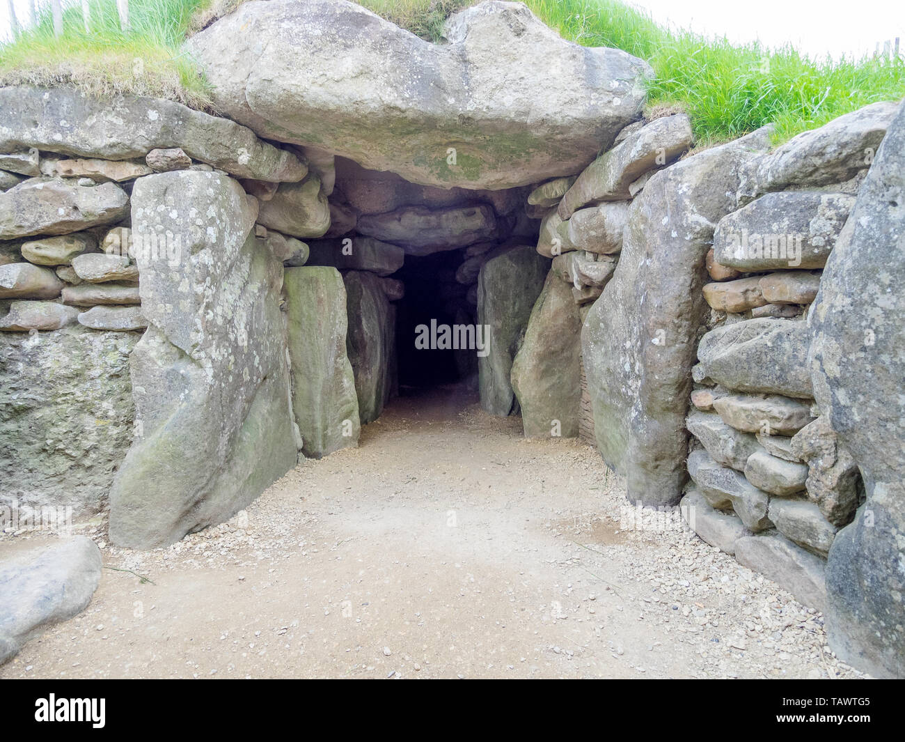 West Kennet Long Barrow is a Neolithic tomb or barrow, situated on a  prominent chalk ridge, near Silbury Hill, one-and-a-half miles south of  Avebury Stock Photo - Alamy