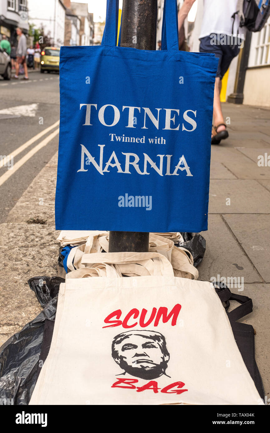 Totnes twinned with Narnia and Trump Scum Bag shopping bags for sale, Totnes, Devon, UK Stock Photo