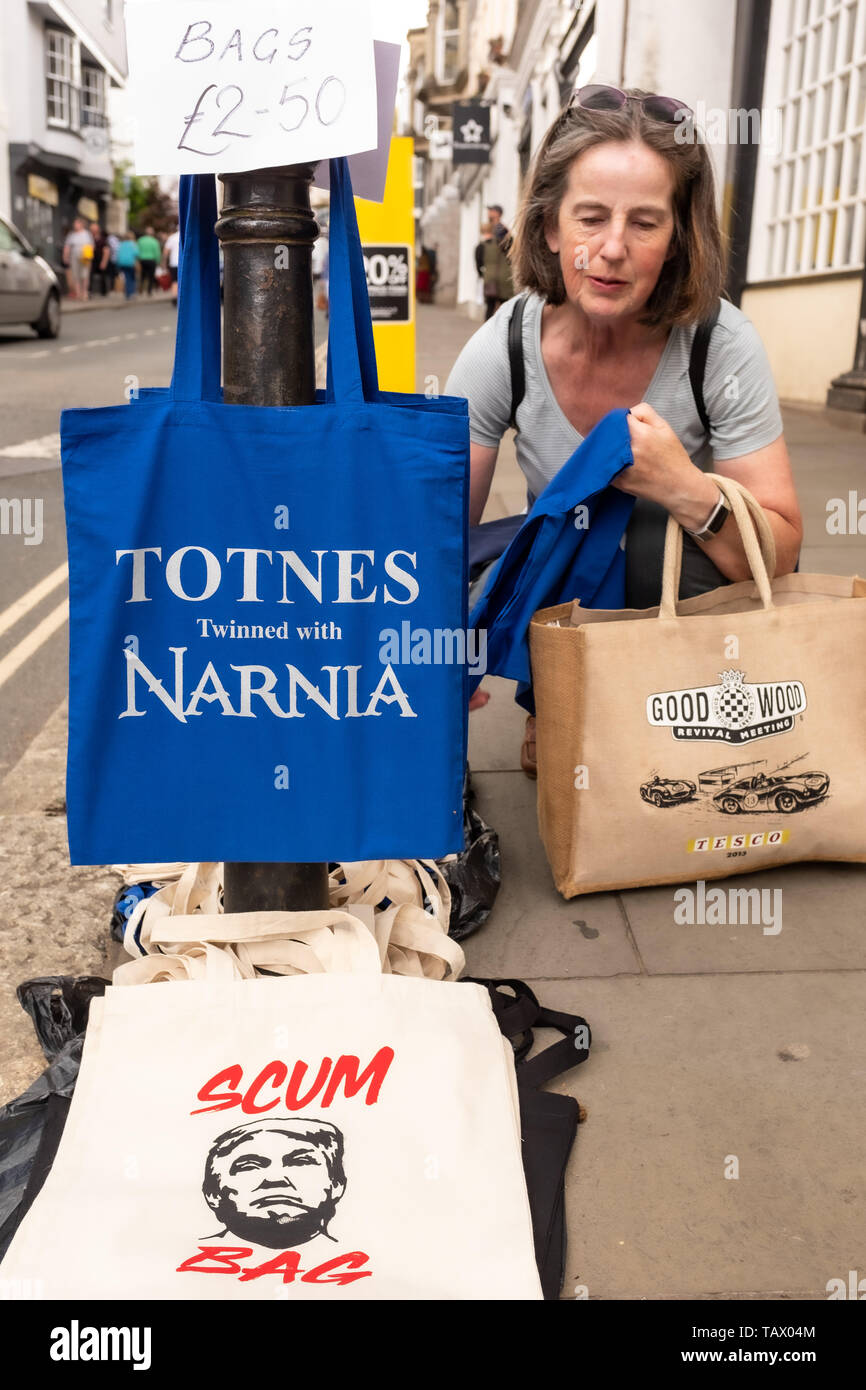 Totnes twinned with Narnia and Trump Scum Bag shopping bags for sale, Totnes, Devon, UK Stock Photo
