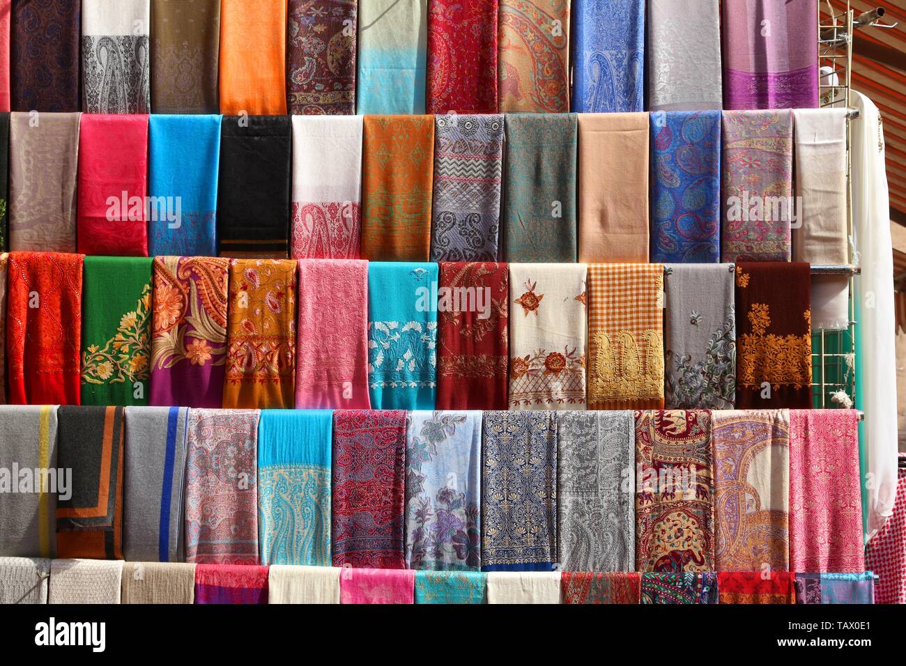Dubai fashion marketplace - Middle East pashmina scarf shop Stock Photo -  Alamy