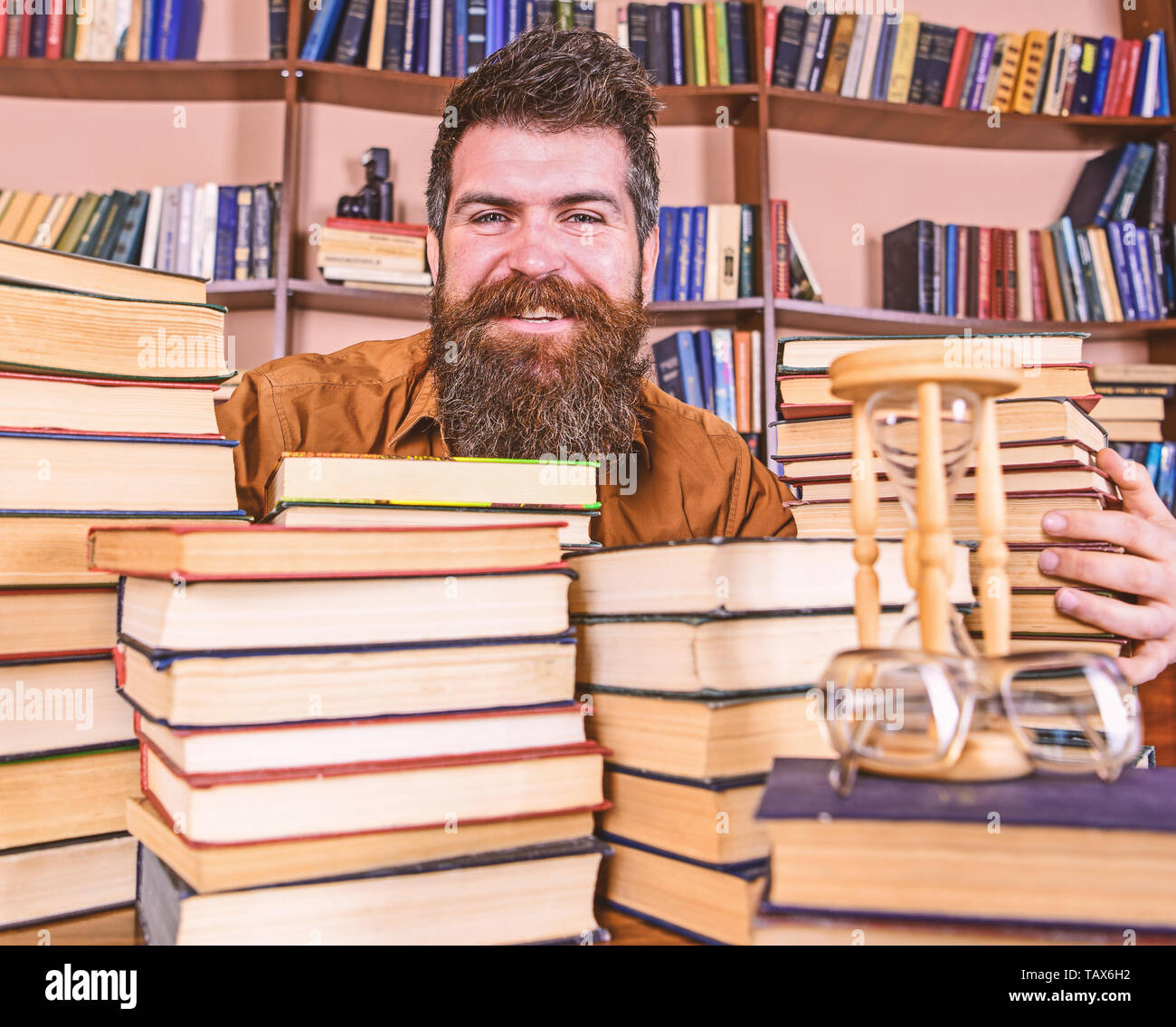 Vintage man between books hi-res stock photography and images - Alamy